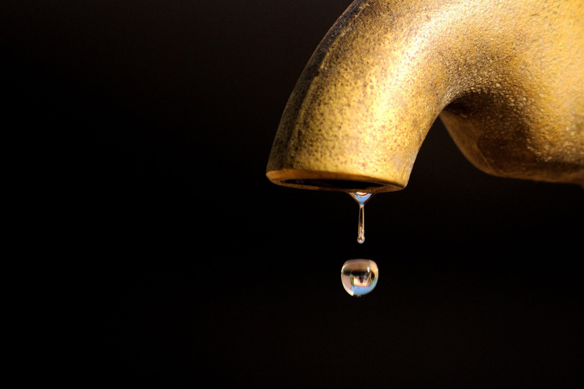 carenza di acqua potabile, rubinetto con una goccia.